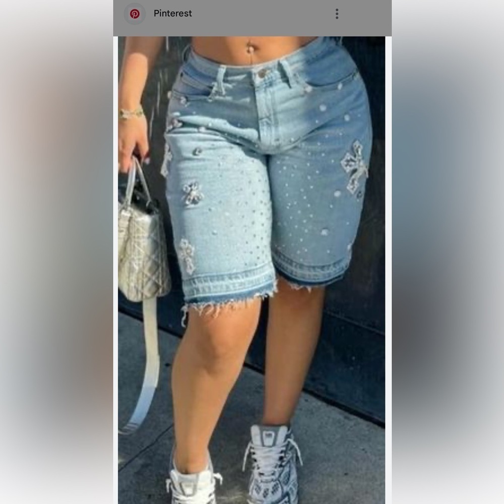 Embellished Light Blue Denim Shorts
Caja 7